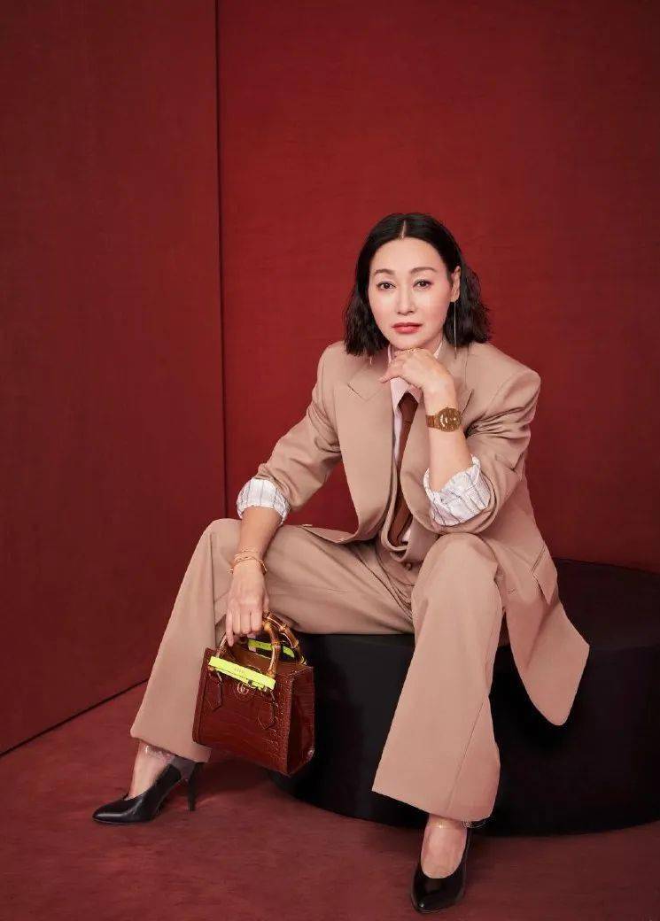 棕色|秋天背什么包？跟着这些明星抄作业就成！