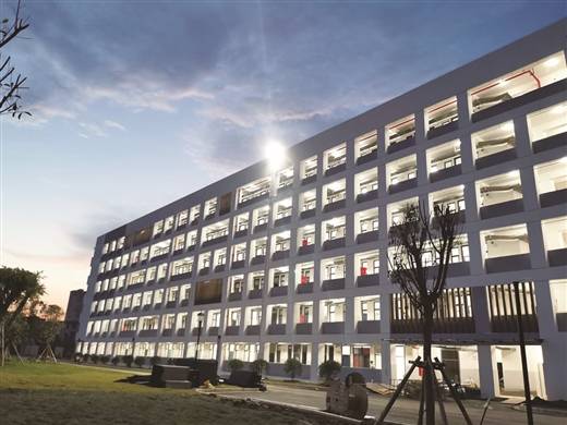 柳江中学岜公塘校区让学生们直呼"高颜值".