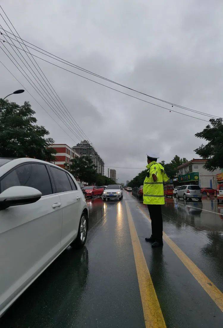 济阳圈城事风雨来交警在交警蜀黍雨中执勤的样子真帅