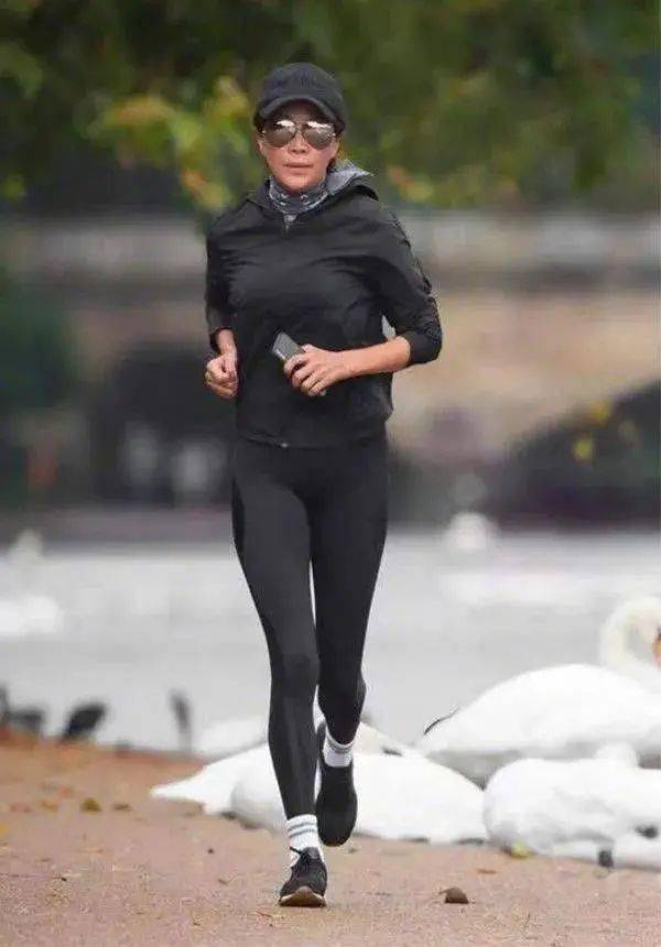 刘嘉玲跑步减肥被拍穿紧身裤不遮臀型55岁没一点老人样