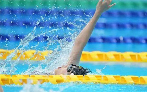 王欣怡同学10岁开始游泳,刻苦训练,顽强拼搏,曾取得全国第十届残疾人