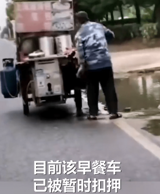 进行|早餐车摊主用路边积水蒸包子，回应来了！网友直呼“太恶心”