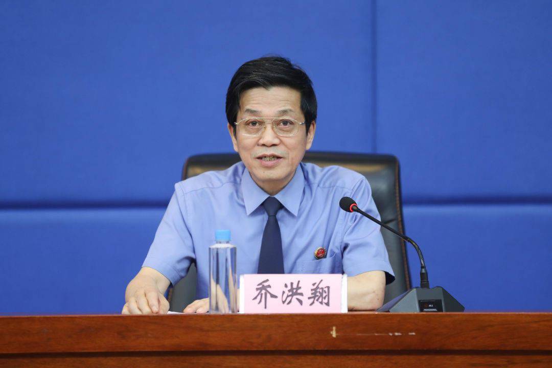 副检察长杜学毅围绕"今年以来黑龙江省检察工作开展情况"作主旨介绍