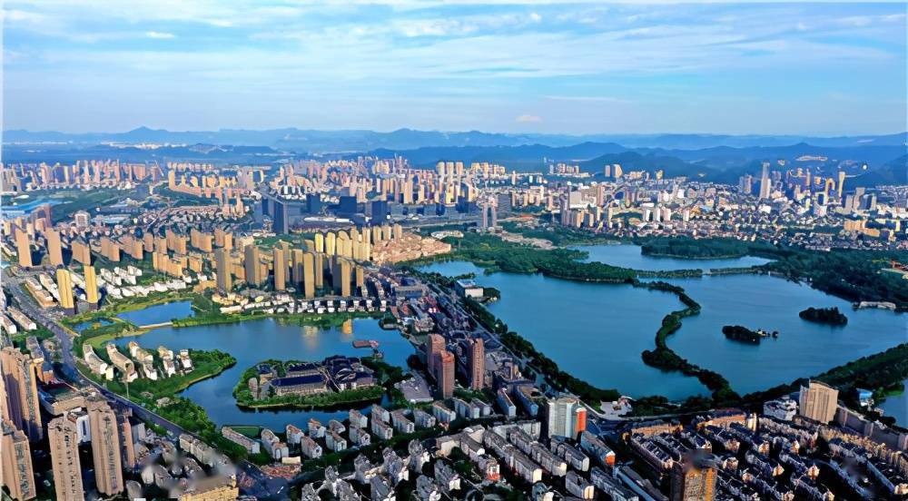 美丽的生态山水城市铜陵市鸟瞰中国经济周刊-经济网讯(吴晓光)铜陵