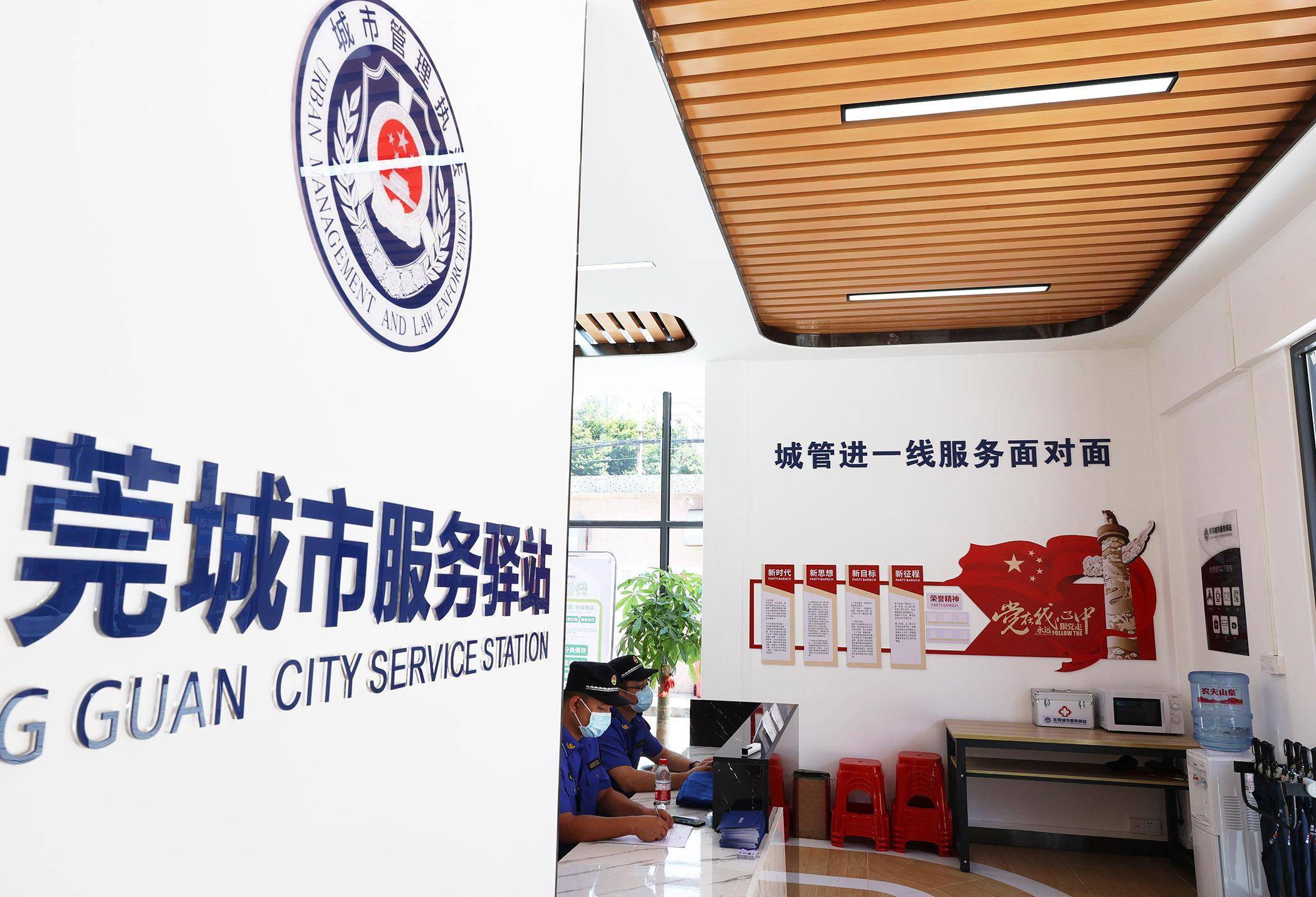 目前该驿站已成为市民群众,城管队员在厦岗社区的"根据地","联络处"