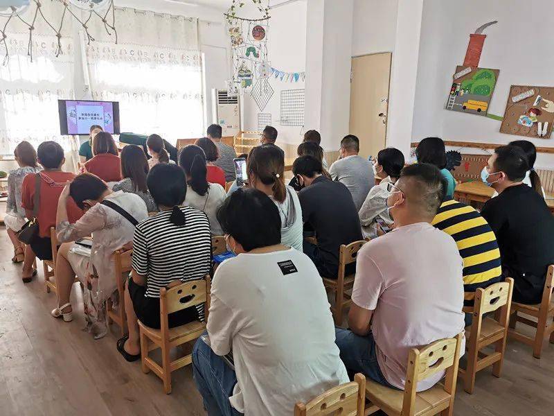 进行|以心迎新 与爱相约 妇联幼稚园召开小班新生家长会