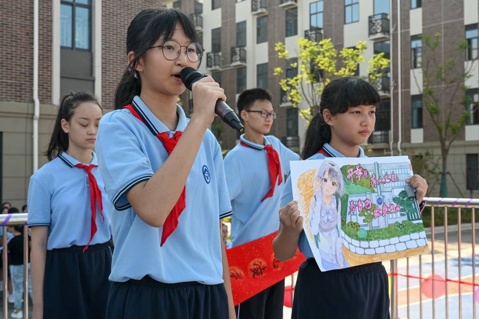 朱伟辉|城事｜开学首日遇高温：典礼缩短，第一课“致四年后的自己”