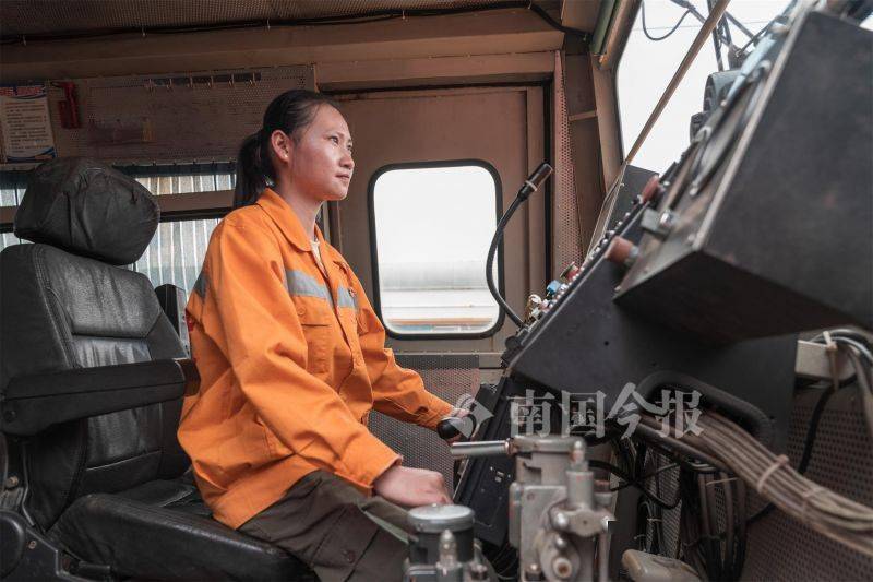 24岁宾阳妹子成为广西有史以来第一位大机女司机