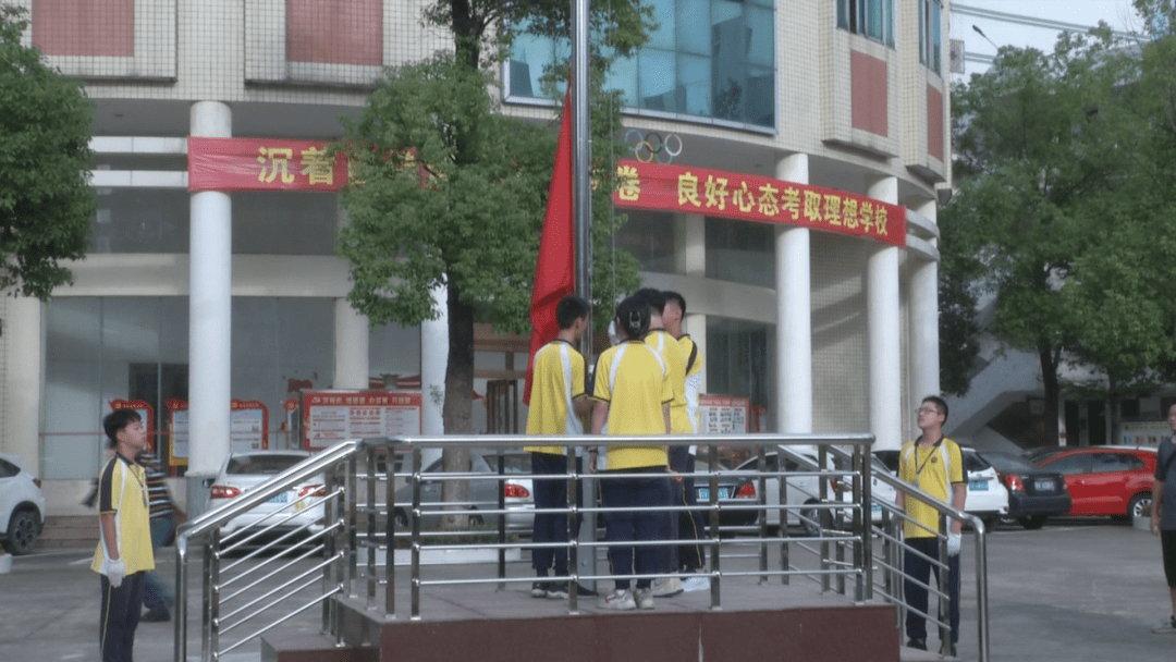 下面先跟随我们的镜头,到揭阳真理中学,感受开学第一课.