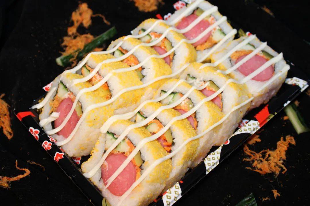 黄金热狗 //店里还有奶茶,果汁系列可以中和寿司的味道哦!