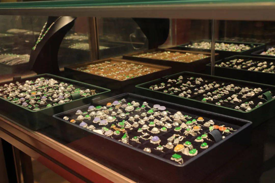 翡翠的陈列很重要,人们称之为"三秒钟打动顾客的心" .