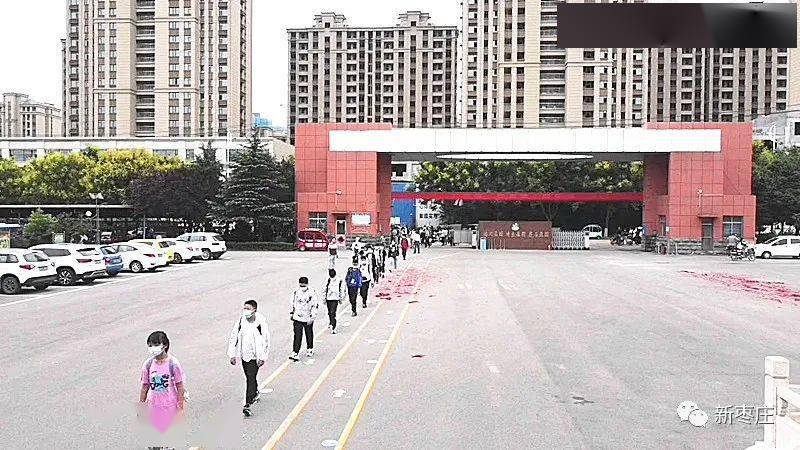薛城区凤鸣中学对绝大部分同学而言,这也是他们人生中第一次军训.