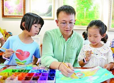 劉憲國攝/光明圖片在安徽合肥和平小學第二小學少年宮,孩子們在進行