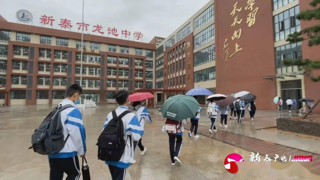 遗憾很多的暑假作业拿着水杯和中,小学生们就都背上书包一大早新泰市