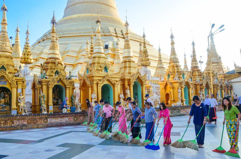 女生的叫"隆基";男生叫"布梭",均是缅甸语发音哟