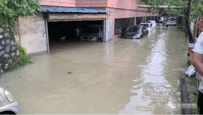 南宁某小区地下车库变水库,近百辆汽车被泡!业主们都崩溃了!