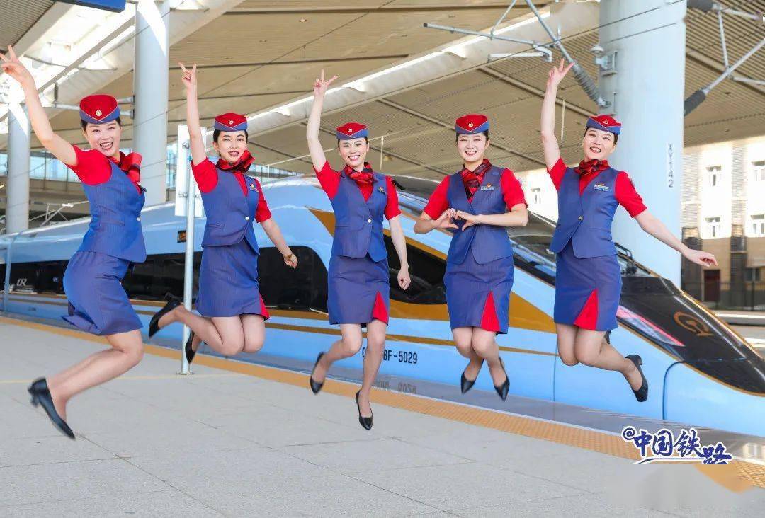 漂亮有气质西安的乘务员小姐姐换制服啦