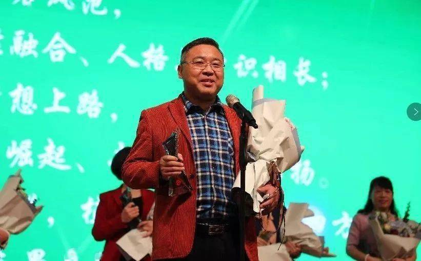 他愣是把一条弯路走直了!_徐文祥