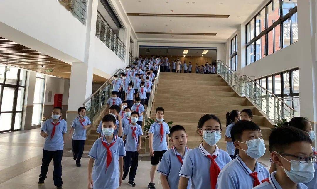 上海师范大学附属龙航路小学是金山区政府,为呼应"上海湾区"城市品牌