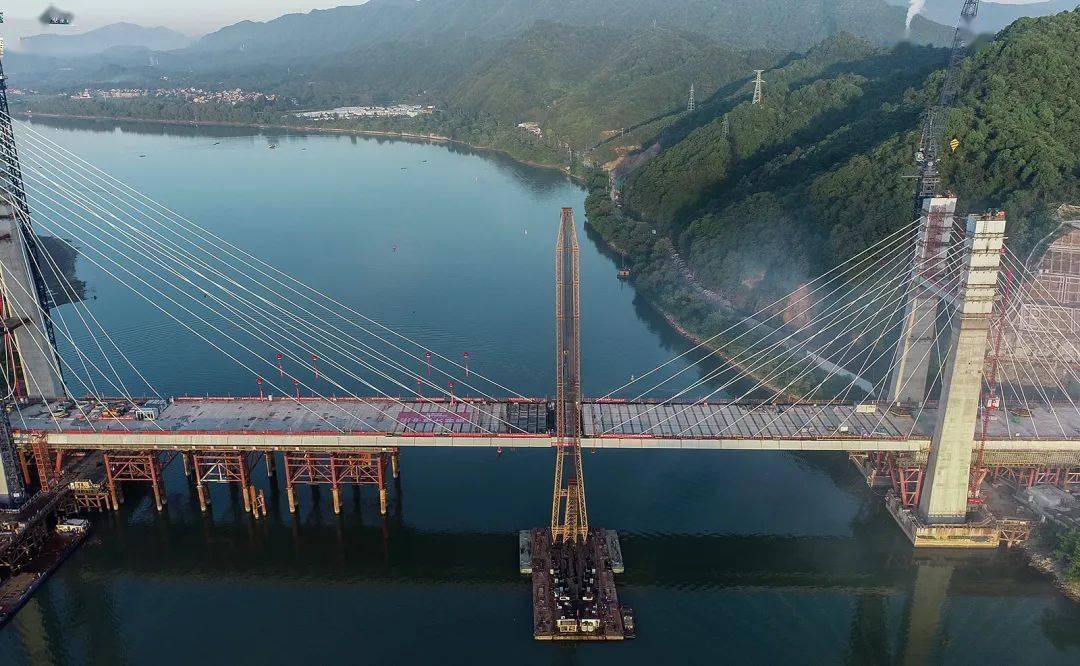 国内首座单跨300米时速350公里湖杭铁路富春江特大桥主桥已正式合龙