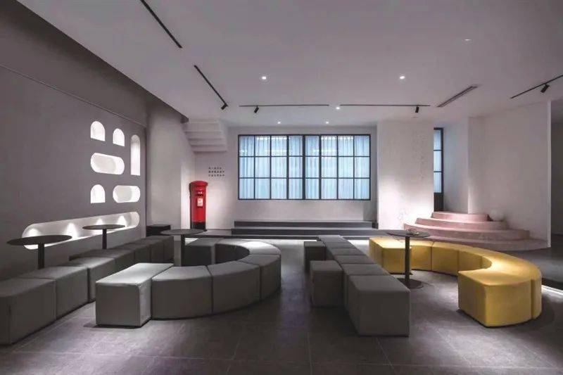 作为《奇葩说》的金牌辩手,欧阳超的奇葩和幽默来源于无厘头,夸张的