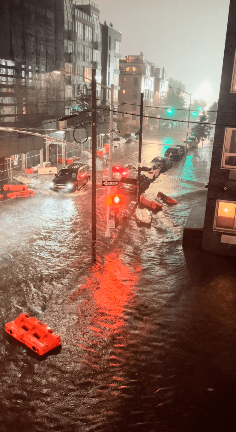 暴雨来袭美国纽约市进入紧急状态