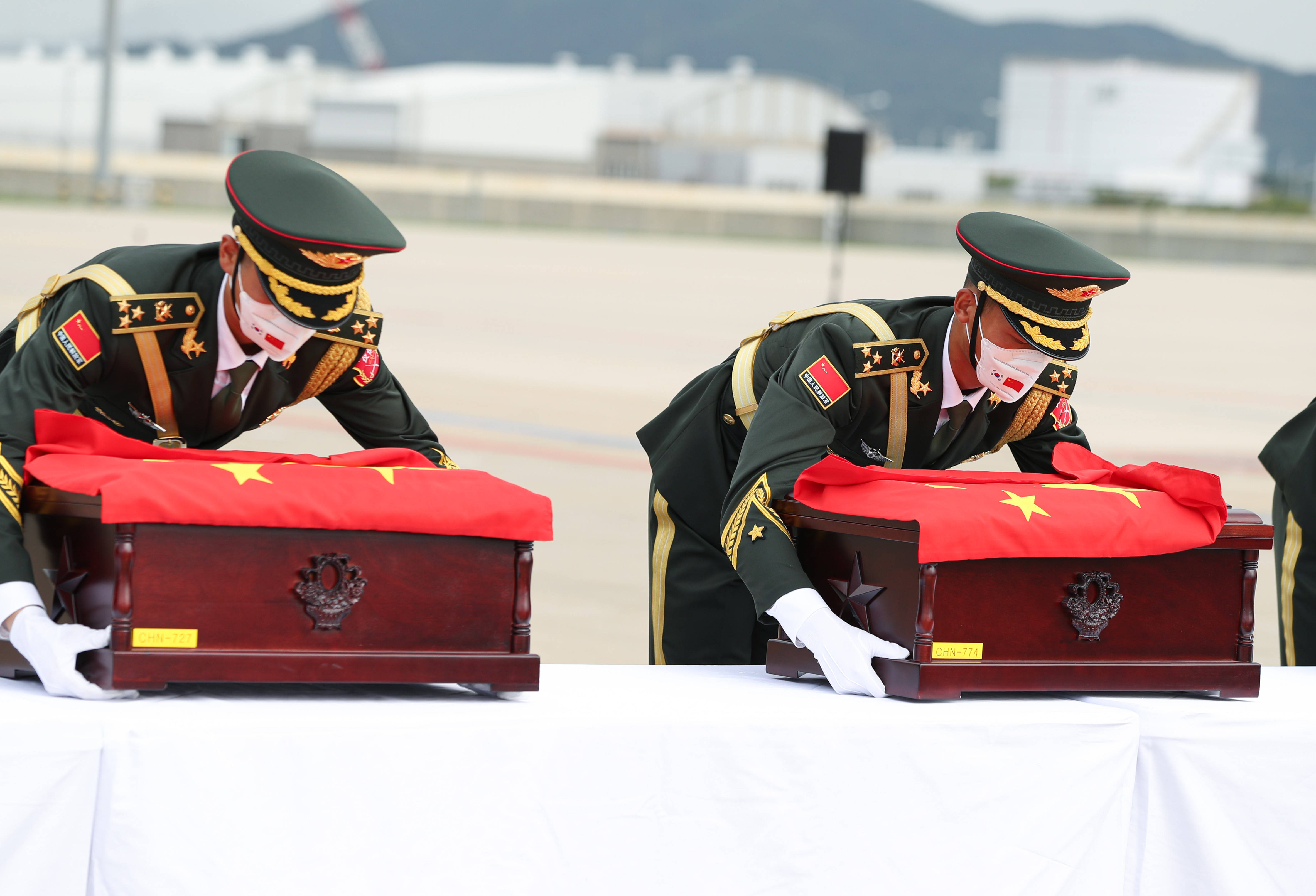 中韓雙方交接第八批在韓中國人民志願軍烈士遺骸