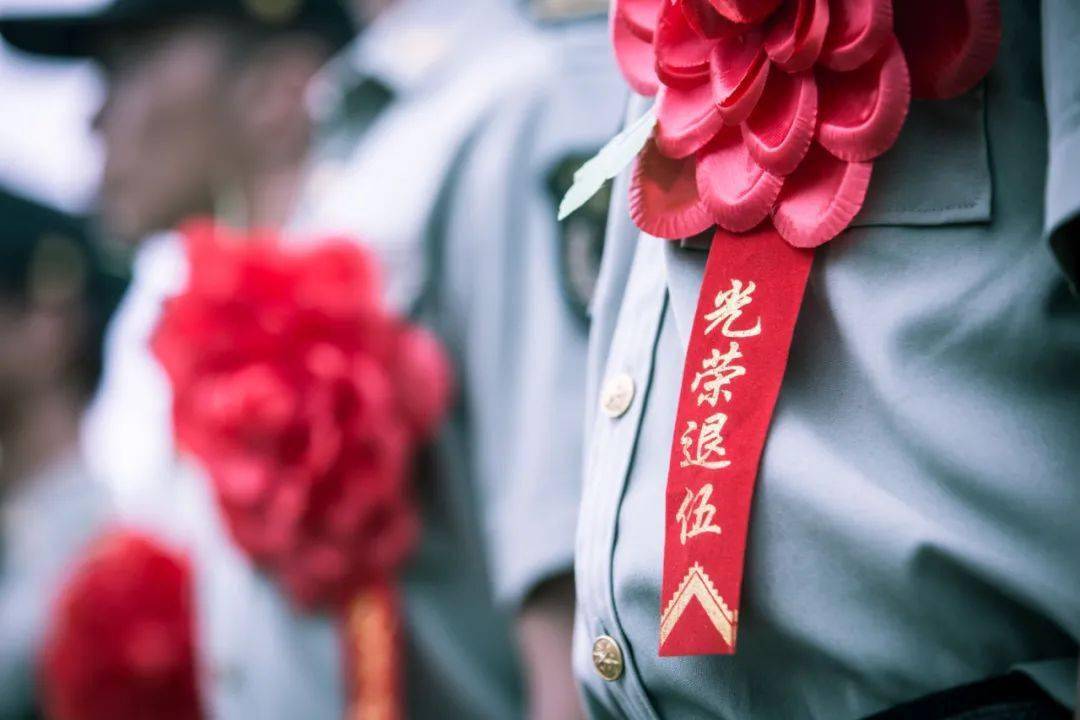 又是一年退伍季 退役军人即将正式告别 奉献血与汗的火热军营 在这