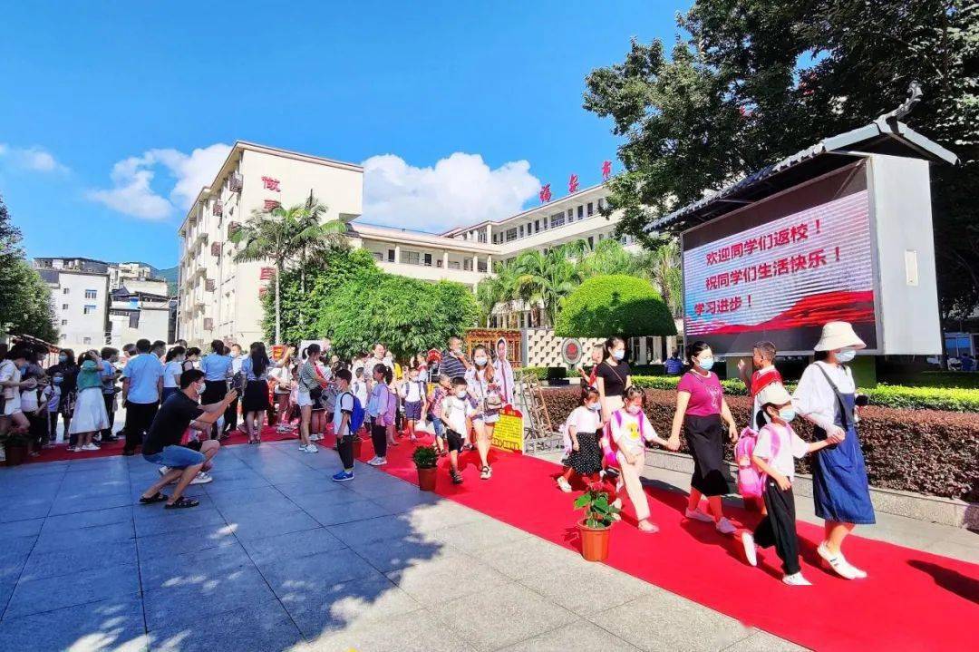 当天,全市9000多名一年级学生开启崭新的小学生活.各学校设
