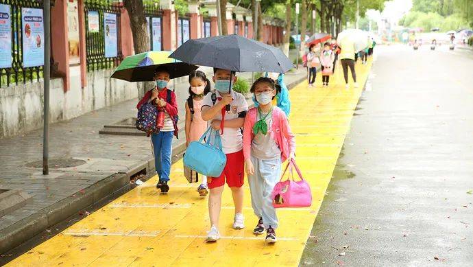 金色步道、风雨长廊，松江这所小学的孩子们收到了一份特别的“开学礼”