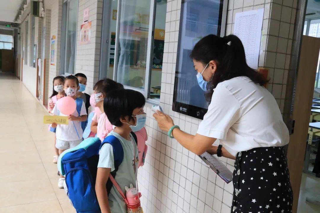 快乐开学!从进入校门的第一刻开始,江海区景贤小学就带给大家无限惊喜