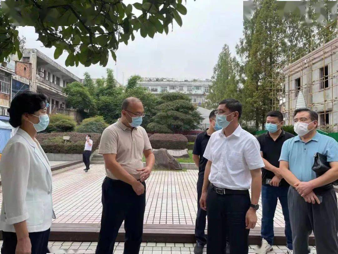 每到一处,林常伦都认真听取各学校负责人对校园安全防范,高峰勤务