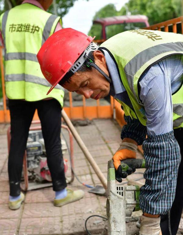 雨后迎高温 坚守岗位的重庆市政人_工人