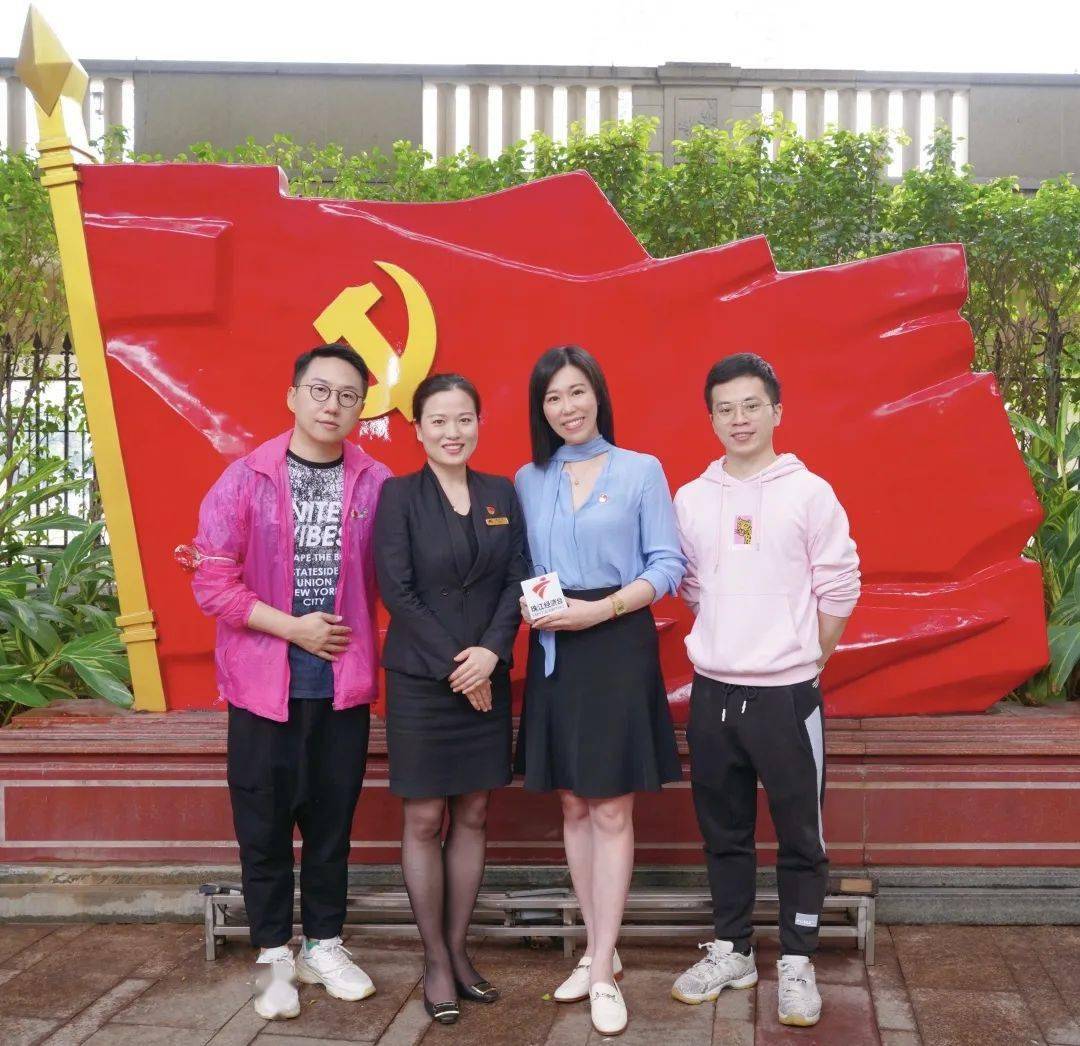 珠江经济台采访团队(胡丹,章艺,罗威)与张丹凤合照在看 是一种鼓励