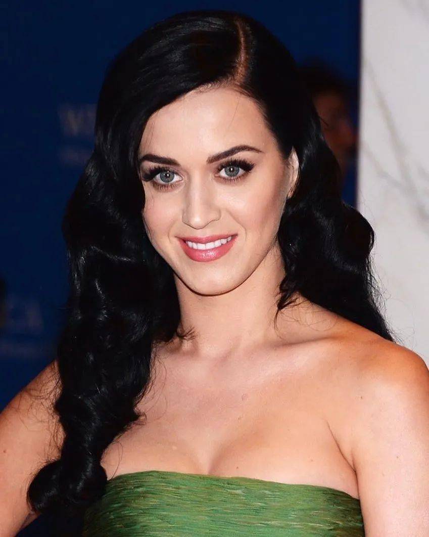 水果姐Katy Perry 登上九月刊封面，黑发造型爷青回！_搜狐网, image size:849x1062