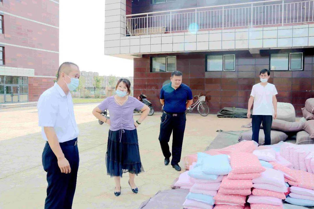 沙湾一中党委书记任黎星穿梭在报到的各个流程及时解决发现的各类问题