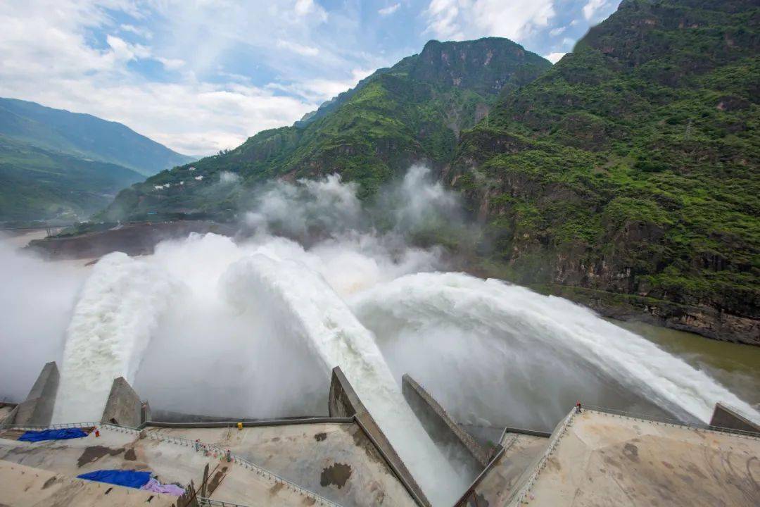 白鹤滩水电站泄洪洞三孔全开成功运行_三峡集团