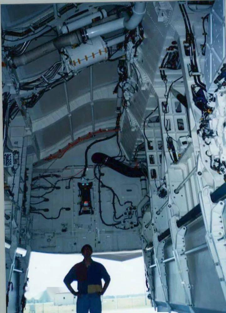 罕见b2隐形轰炸机的驾驶舱装弹和结构展示