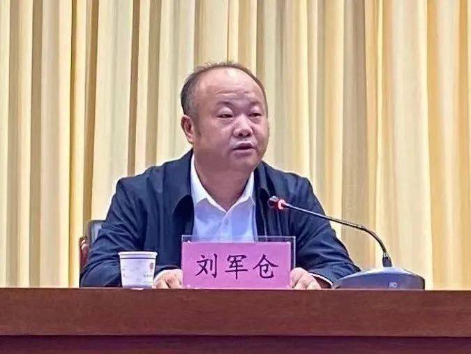 县委常委,组织部部长李兴国讲话.