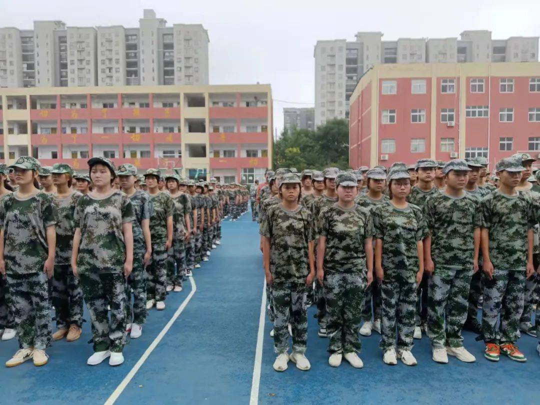 泗县双语中学举行军训活动_训练场地