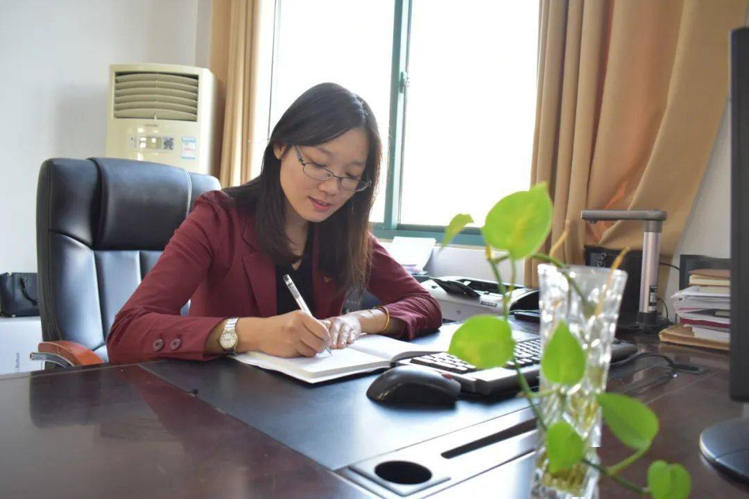 最美教师67三尺杏坛度春秋一盏明灯绽芳华