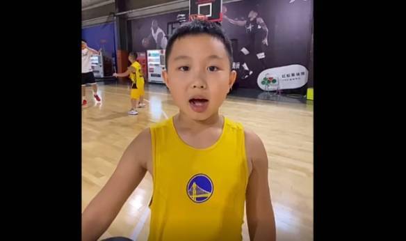 中国孩子打球的视频在全美火了 得到了巨星库里的关注 宋奕宏
