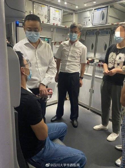 同机|太幸运！航班乘客突发低血糖，同机9名医生赶来“会诊”