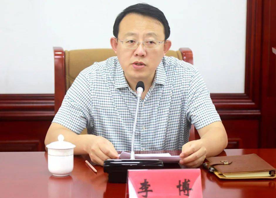 海淀街道选举分会副主任,办事处主任李博主持会议.