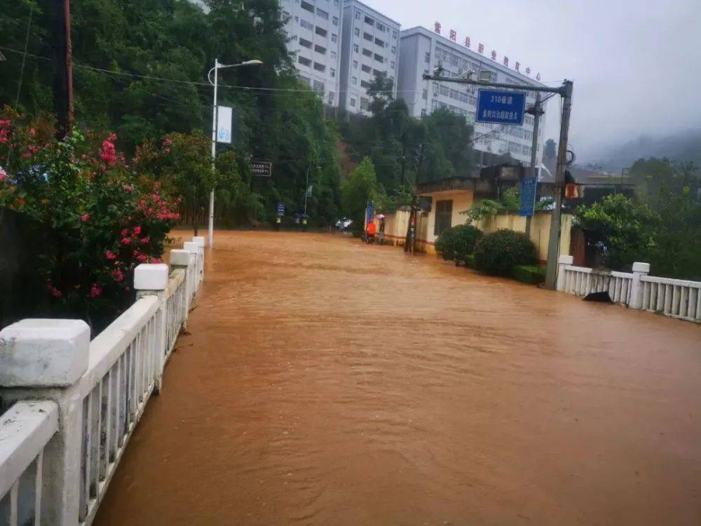 因暴雨引发泥石流,路面被完全覆盖,目前进出紫阳县城的道路已经中断