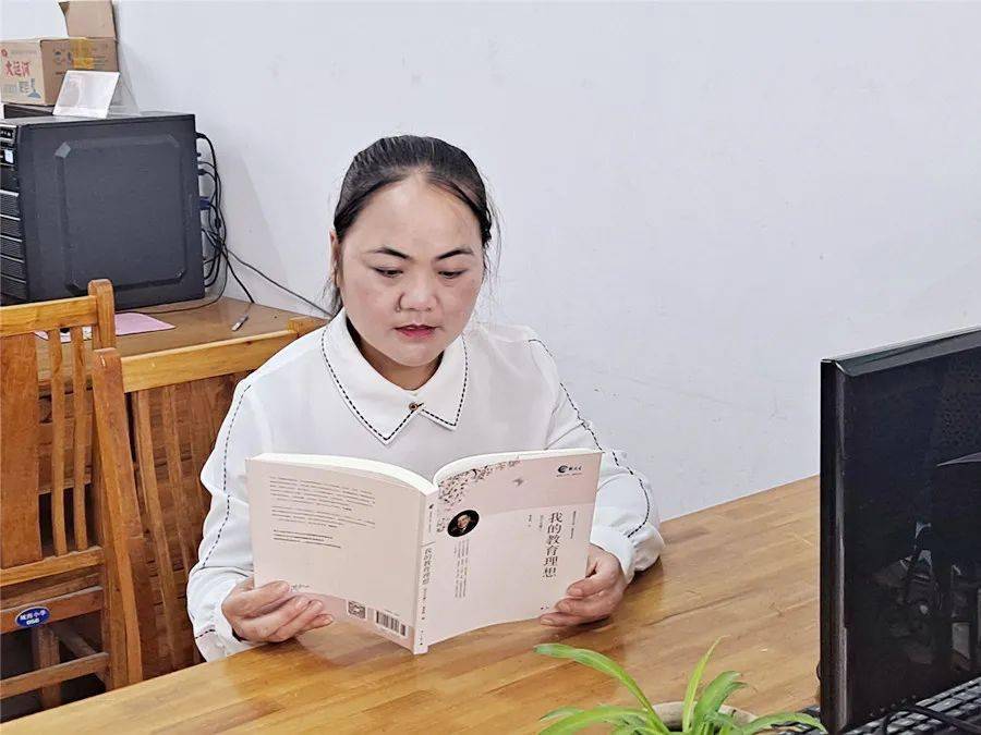 名师风采四用坚守浇灌满园桃李