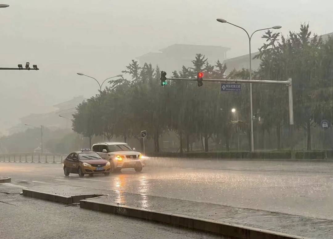 北京局地迎暴雨 海淀区发布暴雨红色预警