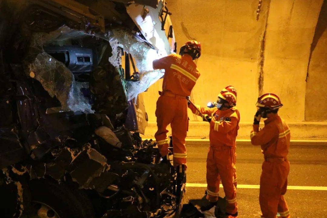 (来源:绍兴高新消防 高速隧道内发生追尾事故 一名司机被困车内 无法