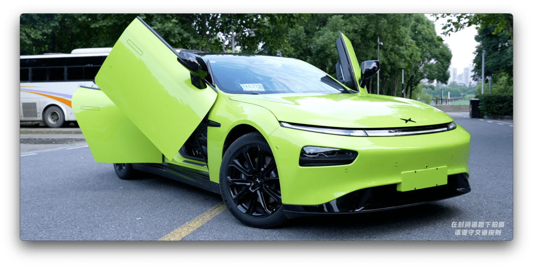 回头率爆棚43s破百开超闪绿小鹏p7是种什么体验