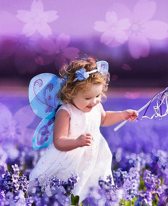 像个小天使奔跑在花丛中~漂亮的花儿送给你!